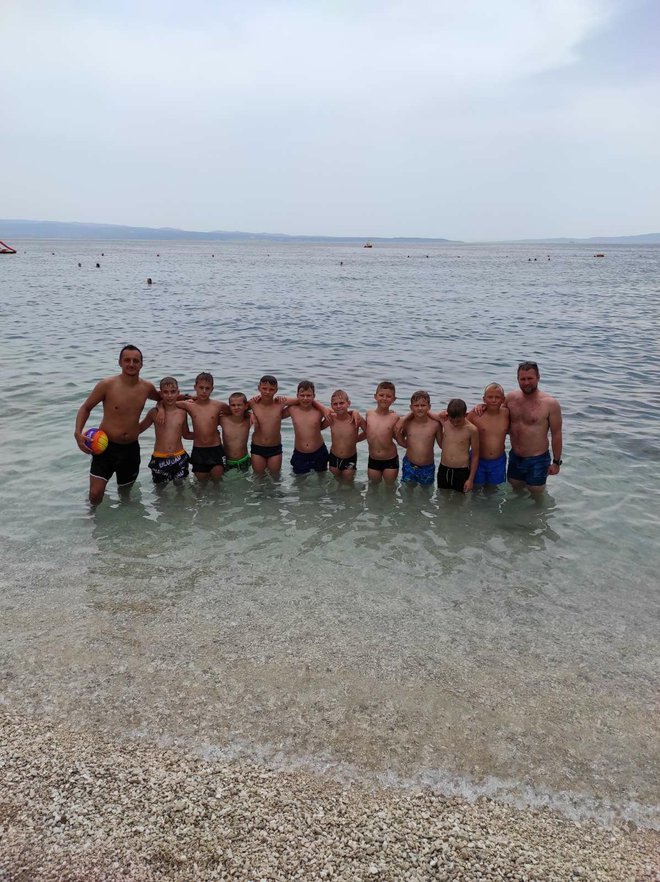 <p>Nogometaši sa svojim trenerima na kupanju/Foto: Dalibor Delonga</p>
