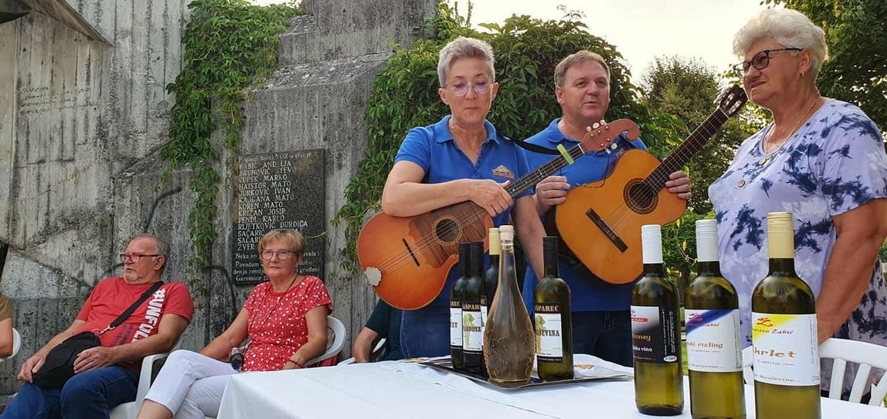 Fotografija: Martinići su pjesmom otvorili poetsku večer; Foto TZ Sjeverna Moslavina
