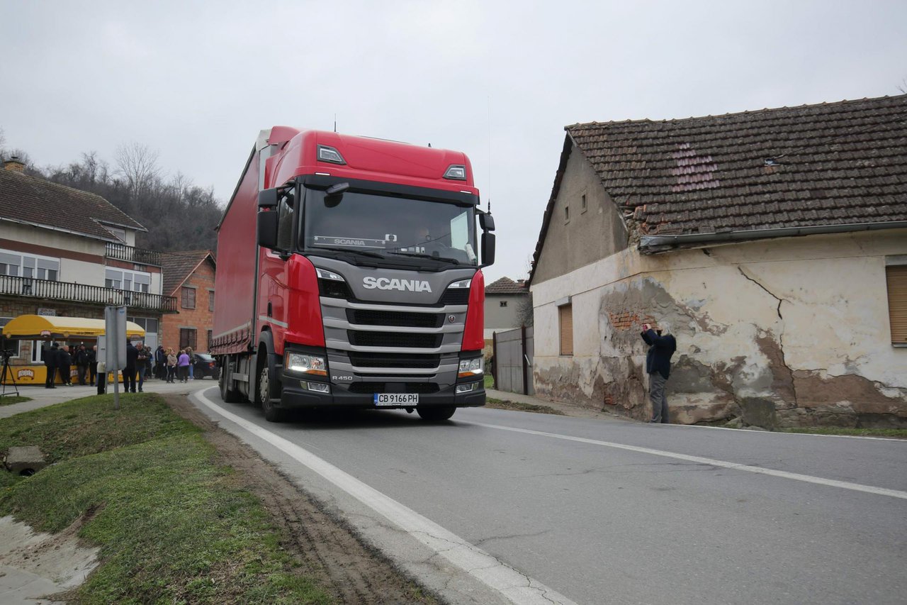 Fotografija: Vozač kamiona nije se niti okrenuo nakon što je iskipao šljunak na dva automobila
Foto: Vlado Kos/CROPIX












 
