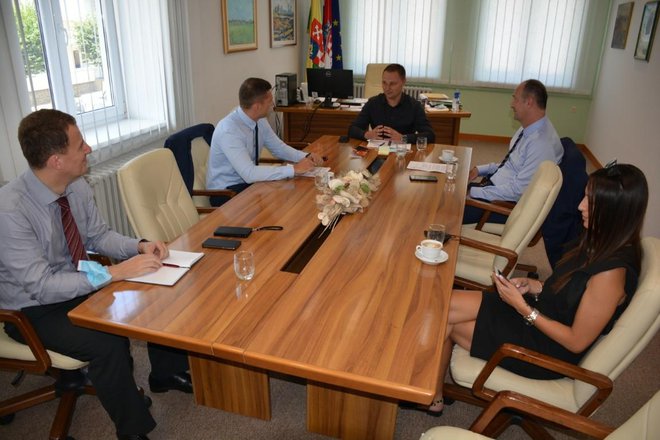 <p>Bjelovarsko-bilogorski župan Marko Marušić održao radni sastanak s ravnateljem HZMO-a Ivanom Serdarom i suradnicima/Foto: BBŽ</p>

