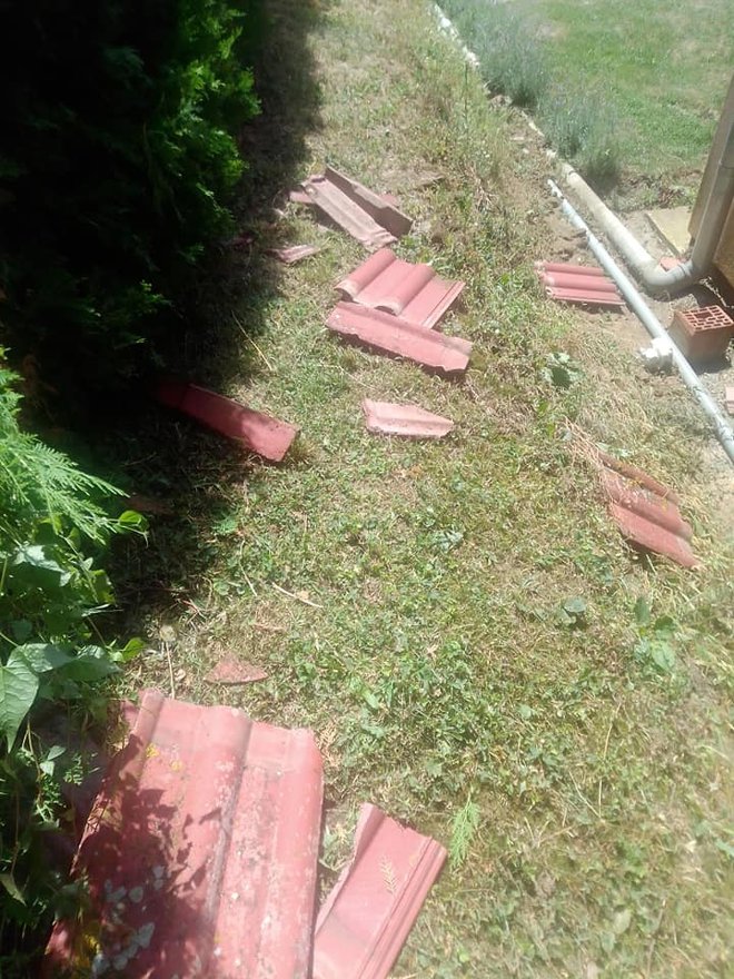 <p>Crijepovi su popadali s kuće u Šandrovcu</p>
