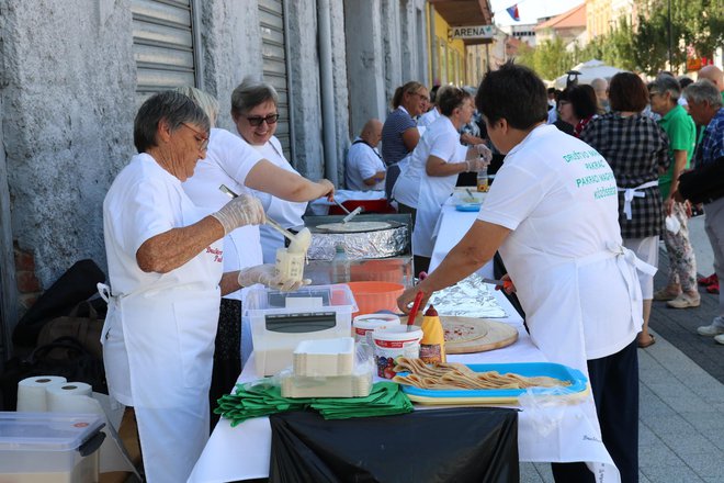 <p>Manifestacija nije mogla proći bez autuhtonih, gastronomskih, mađarskih delicija/Foto: Pakrački list</p>
