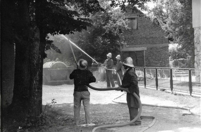 <p>Vatrogasna vježba s kraja osamdesetih godina/Foto: Monografija "Daruvarski vatrogasci - 140 godina DVD-a Daruvar</p>
