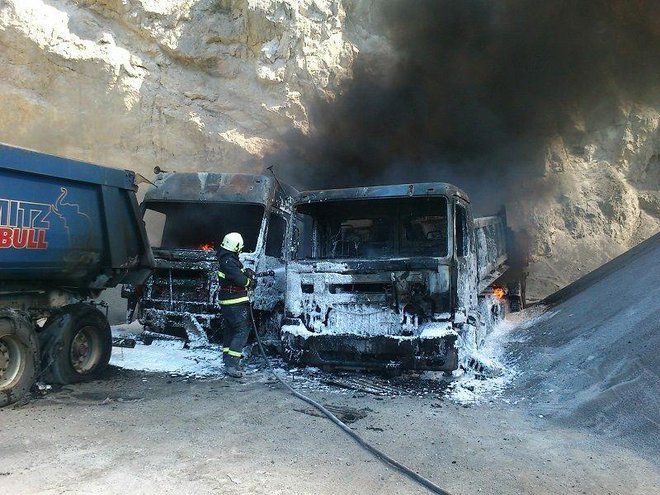 <p>Požar na teretnim vozilima u Batinjskoj Rijeci 2013. godine/Foto: Monografija "Daruvarski vatrogasci - 140 godina DVD-a Daruvar</p>

