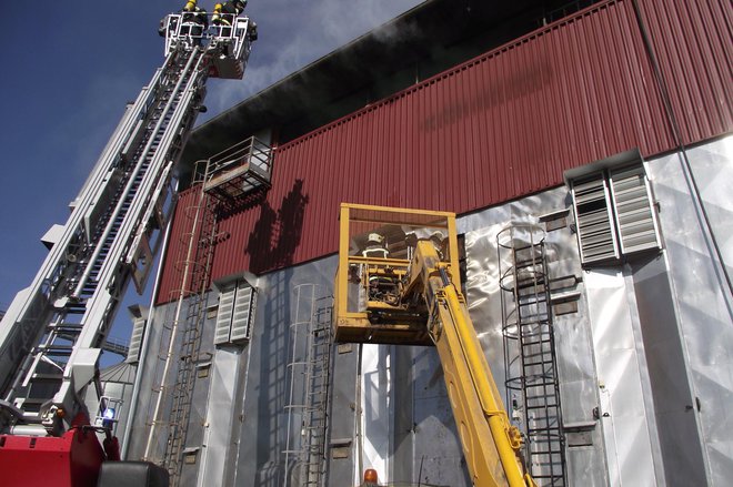 <p>Gašenje požara u silosu u Blagorodovcu 2014. godine/Foto: Monografija "Daruvarski vatrogasci - 140 godina DVD-a Daruvar</p>
