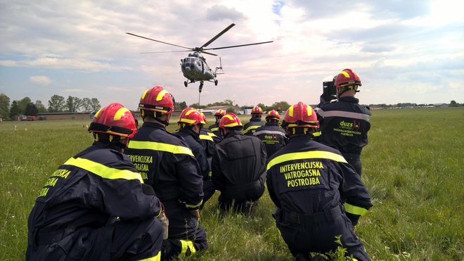 <p>Uvježbavanje rada s helikopterom/Foto: Monografija "Daruvarski vatrogasci - 140 godina DVD-a Daruvar</p>
