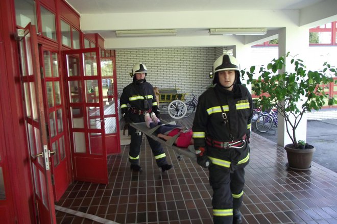 <p>Vježba evakuacije i spašavanja u Rudolfu Steineru 2015. godine/Foto: Monografija "Daruvarski vatrogasci - 140 godina DVD-a Daruvar</p>

