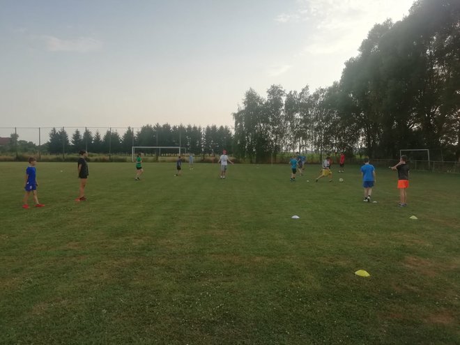 <p>Ljetni nogometni kamp na nogometnom igralištu u Končanici/Foto: NK Ribar Končanica</p>
