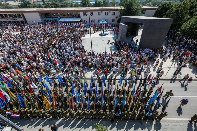<p>Mimohod zastava u Kninu prijašnjih godina prilikom obilježavanja Dana pobjede<br />
Foto: Zvonimir Barisin/CROPIX</p>
