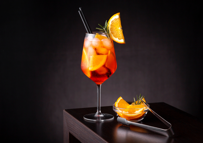 <p>Aperol je jedan od najpoznatijih svjetskih spritzera, a karakterizira ga okus gorke naranče/Foto: Denis Vlahovac</p>

