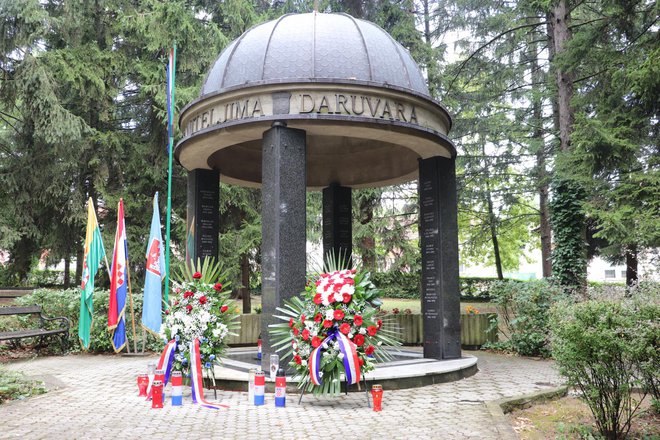 <p>Položeni vijenci i zapaljene svijeće kod Spomenika braniteljima Daruvara u parku Antuna Jankovića/Foto: Daria Marković</p>
