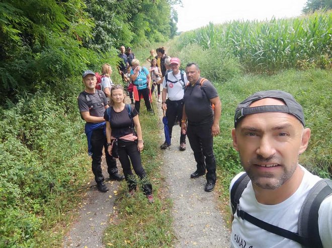 <p>Pješačkoj turi od Luga do Kamenitovca odazvalo se 15-ak najhrabrijih hodača/Foto: Vera Pauška</p>
