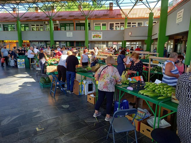<p>Gradska tržnica Daruvar subotom prijepodne puna je znatiželjnih kupaca/Foto: Daria Marković</p>
