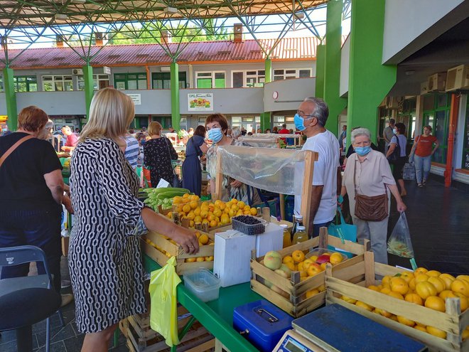 <p>Prodavači na daruvarskoj tržnici nude zaista mnoštvo sezonskog voća i povrća/Foto: Daria Marković</p>
