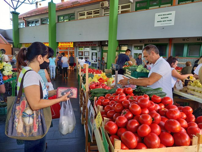 <p>Kupci preferiraju domaće povrće i voće daruvarskih prodavača/Foto: Daria Marković</p>
