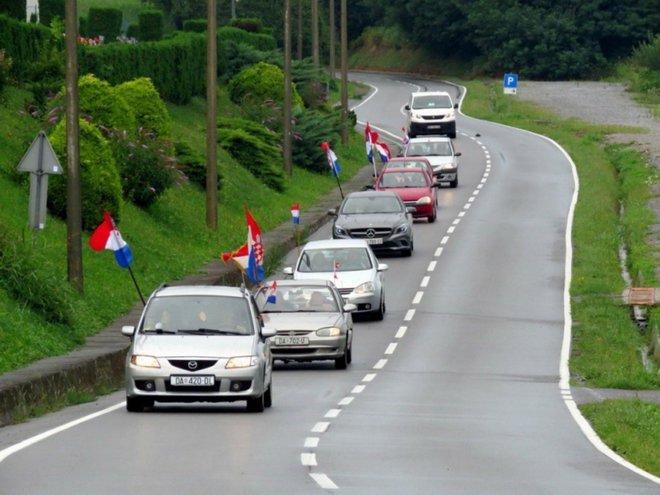 <p>Kolonom s desetak automobila, koji su imali hrvatske zastave, obišli su sve ulice koje su bile dodirne točke u Domovinskom ratu/Foto: Darko Rendić</p>
