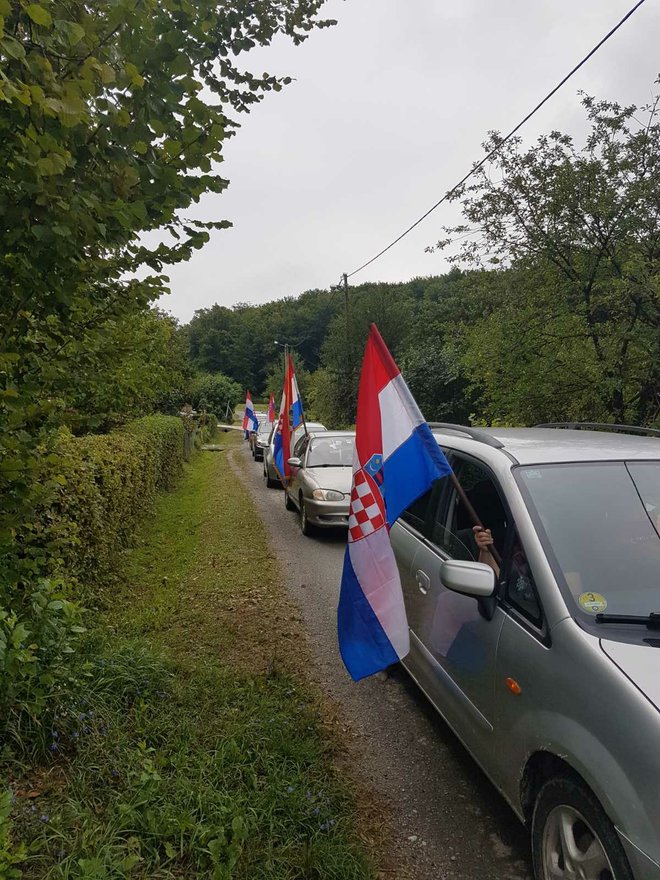 <p>Automobili su bili ukrašeni hrvatskim obilježjima i zastavama/Foto: Darko Rendić</p>
