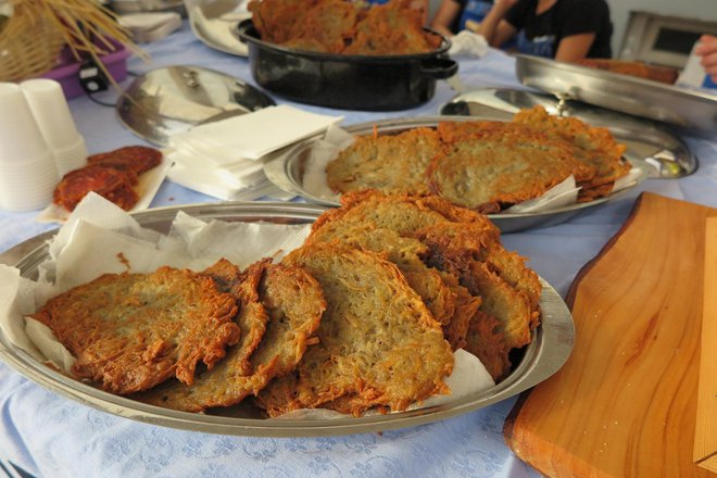 <p>Bramborci ili popečci od krumpira tradicionalno su češko jelo/Foto: Facebook ČB Gornji Daruvar</p>
