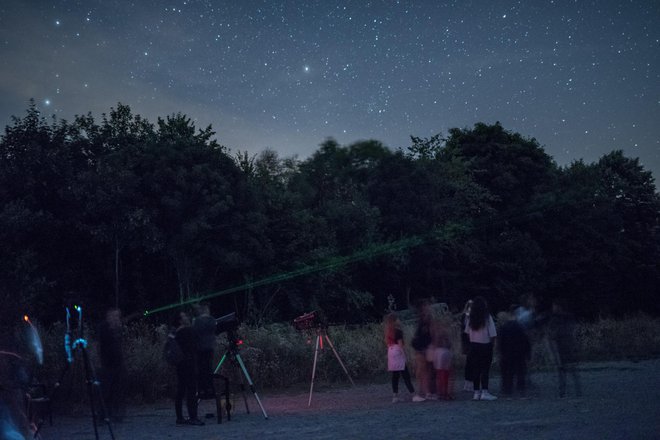 <p>Daruvarčani su na Petrovom vrhu promatrali kišu meteora/Foto: Saša Selihar</p>
