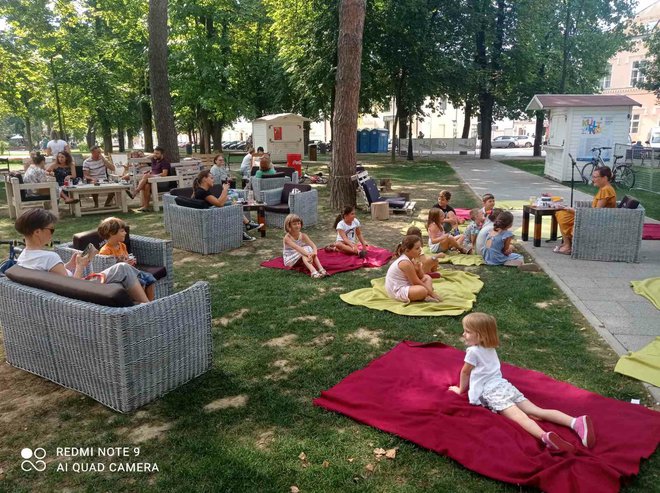 <p>Čitanje priča u Boho parku svake subote privuče veliki broj djece/ Foto: Narodna knjižnica Petar Preradović</p>
