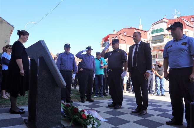 <p>Gradonačelnik Damir Lneniček odaaje počast poginulim i nestalim policajcima/Foto: MojPortal</p>
