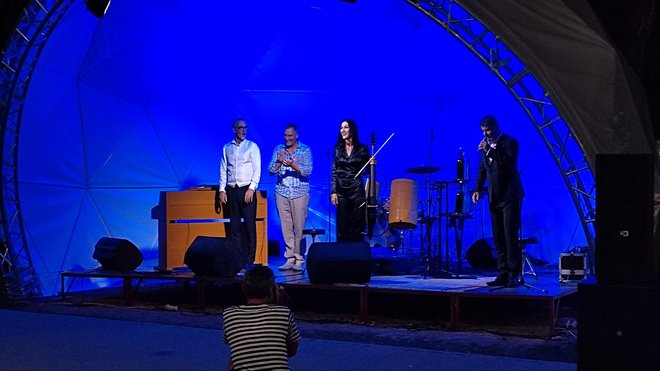 <p>Na kraju koncerta izvođači su dobili veliki aplauz/ Foto: Deni Marčinković</p>
