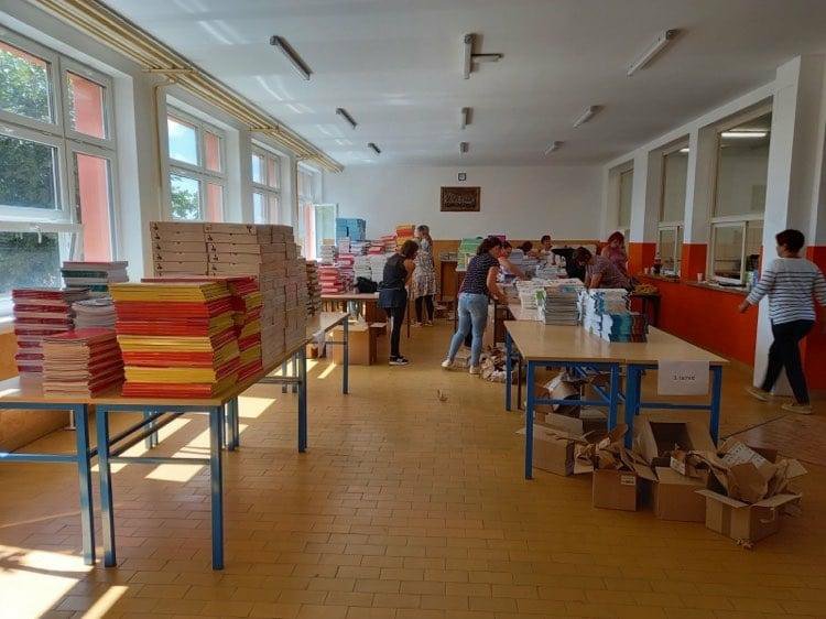 Fotografija: Danas je u Osnovnu školu Čazma stigla većina radnog materijala za učenike/ Foto: Grad Čazma
