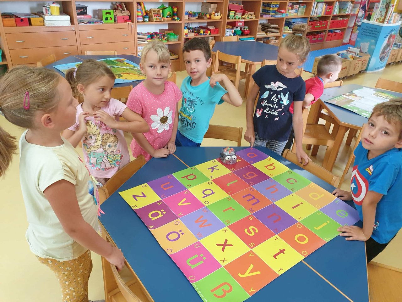 Fotografija: Mališani su uz pomoć Blue Bota učili abecedu i slova svojega imena/Foto: Narodna knjižnica "Petar Preradović" Bjelovar
