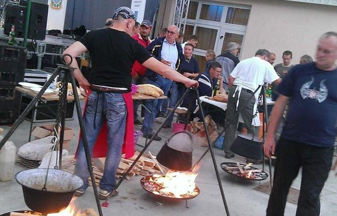 <p>Naravno da nitko na ovakvom događaju en može ostati gladan// Foto: Turistička zajednica Sjeverna Moslavina</p>
