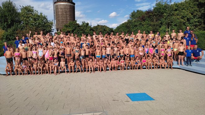 <p>Polaznici i treneri ovogodišnje škole plivanja i vaterpola/ Foto: Deni Marčinković</p>
