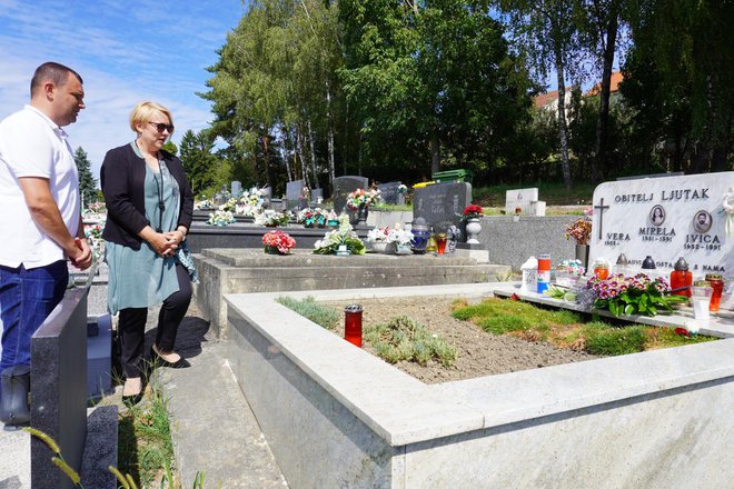 <p>Gradonačelnik Damir Lneniček i njegova zamjenica Vanda Cegledi položili su vijenac i zapalili svijeću na grobu Mirele i Ivice Ljutak na 30 obljetnicu pada kobne granate/Foto: MojPortal.</p>
