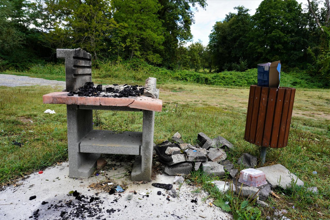 Fotografija: Demolirani roštilj košta oko 5000 kuna/Foto: MojPortal.hr

