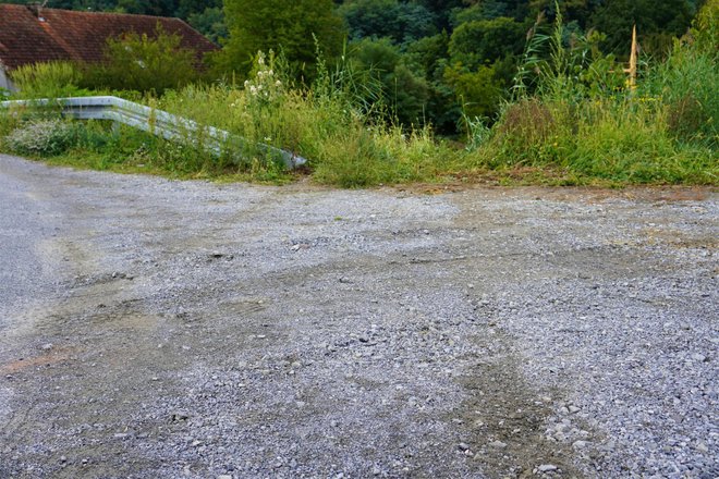 <p>Na mjestu izlijetanja s ceste vidljiv je trag guma, ali se čini da vozač nije kočio/Foto: MojPortal.hr</p>
