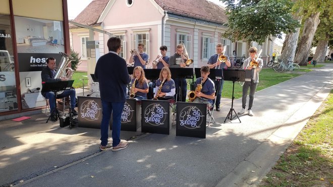 <p>Za atmosferu su zaduženi bili mladi bjelovarski glazbenici/ Foto: Deni Marčinković</p>
