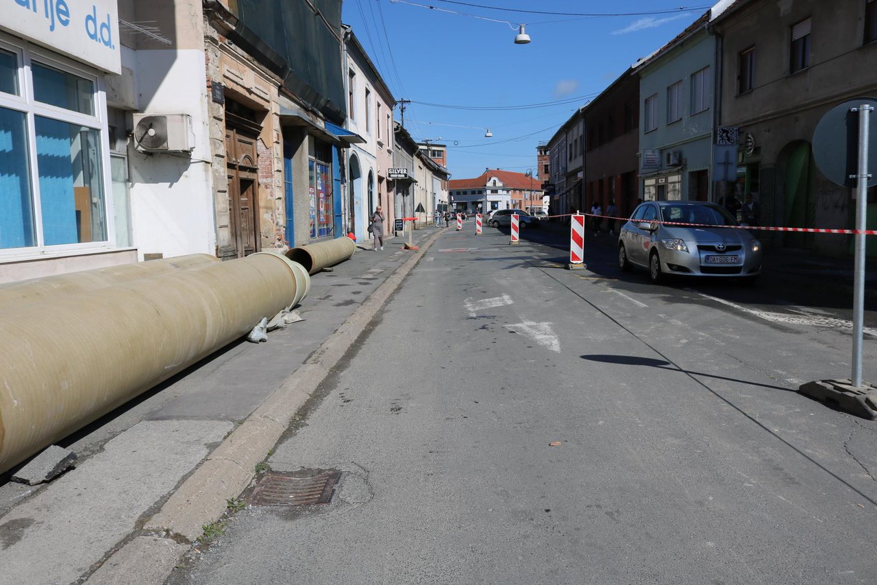 Fotografija: Krenuli su radovi na izmjeni kanalizacijskih cijevi u Ulici Gojka Šuška/Foto: Pakrački list
