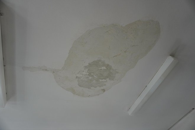 <p>Ovakva oštećenja vidljiva su na stropovima brojnih učionica/Foto: MojPortal.hr</p>
