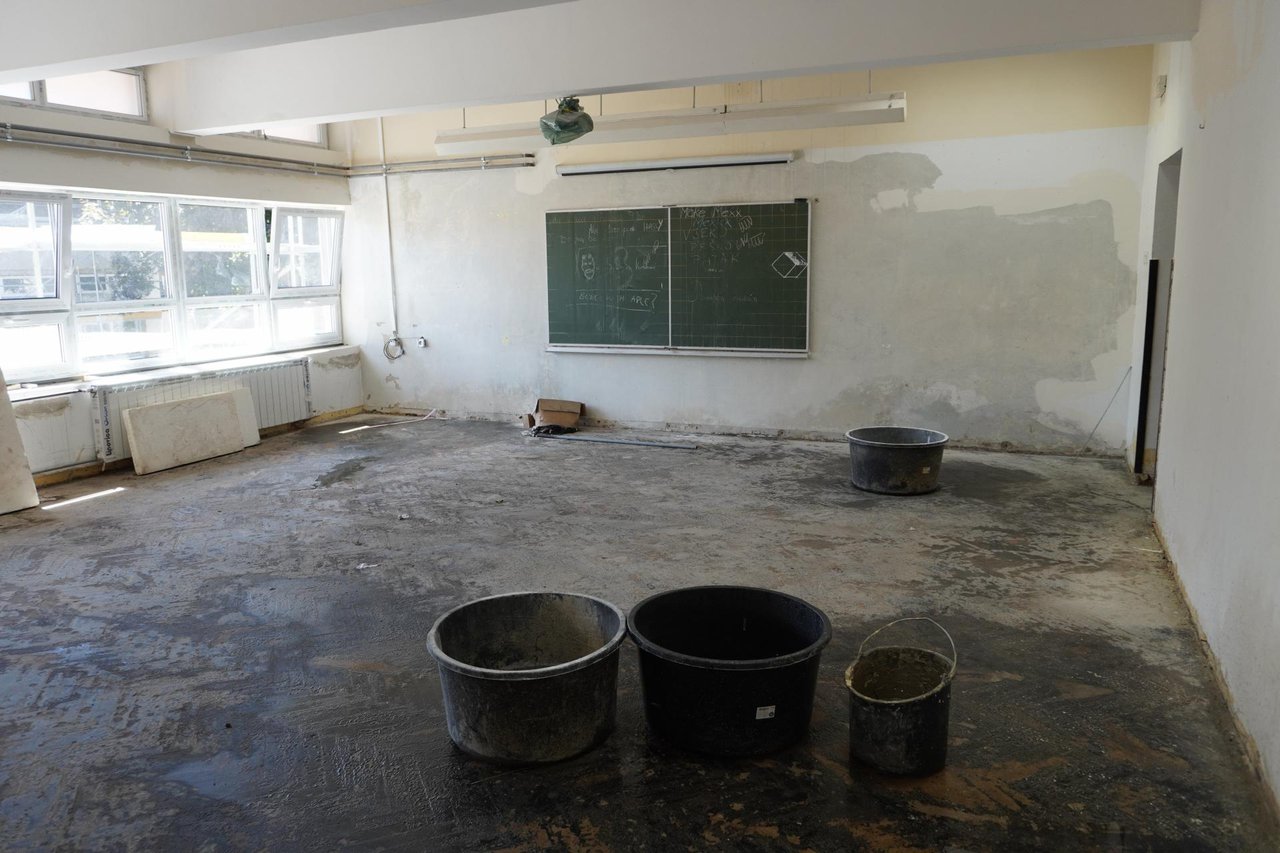 Fotografija: Radnici su u učionice stavili kante jer voda još uvijek kapa sa stropa/Foto: MojPortal.hr
