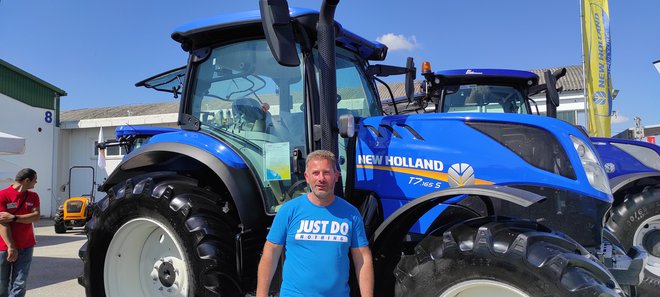 <p>Julijan ispred traktora tvrtke Agraria vrijednog 135 tisuća eura/Foto: Martina Čapo</p>
