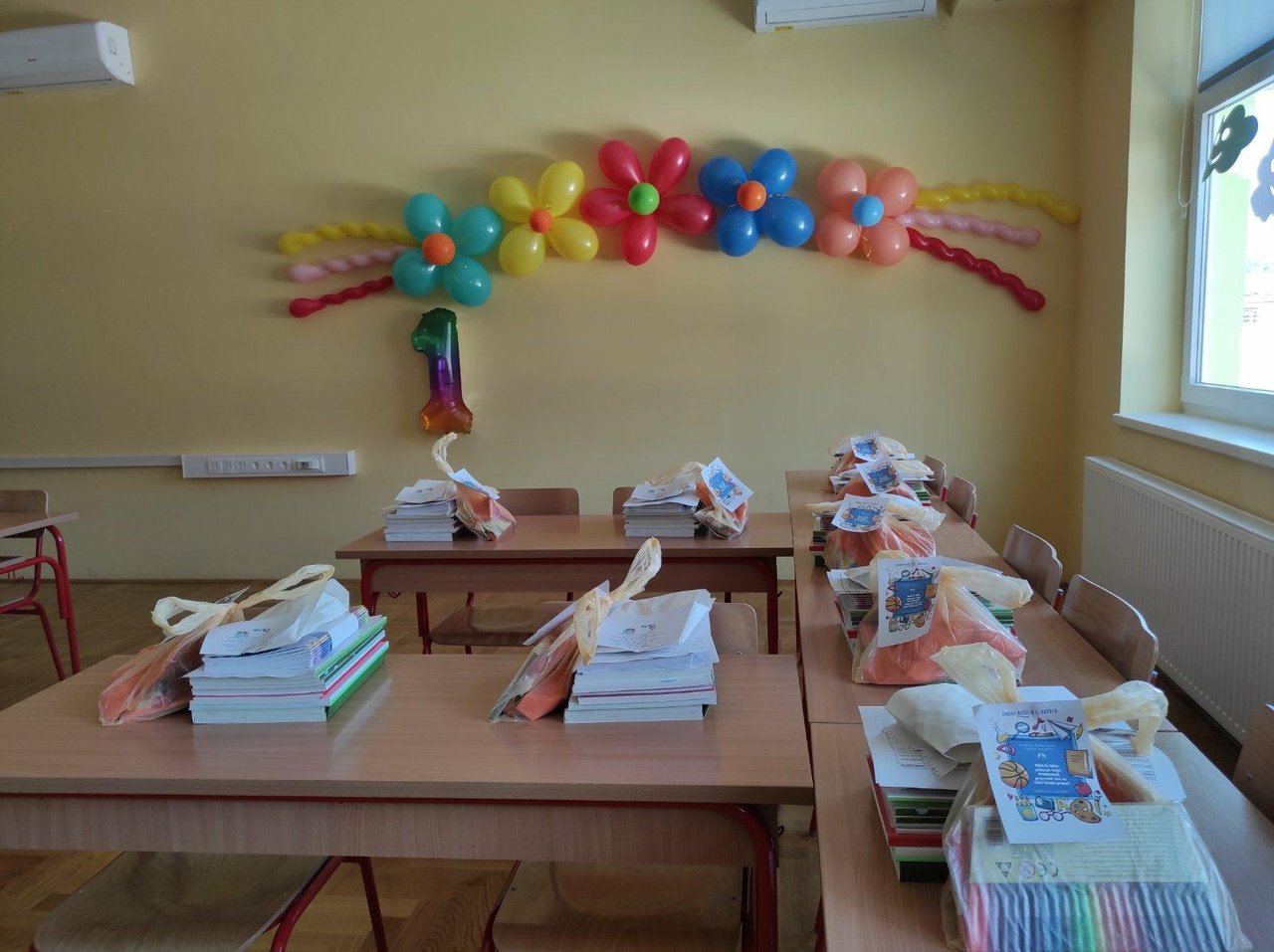 Fotografija: Na školskim klupama učenike će dočekati udžbenici, ali i simbolični pokloni/Foto: Sanja Vranješević
