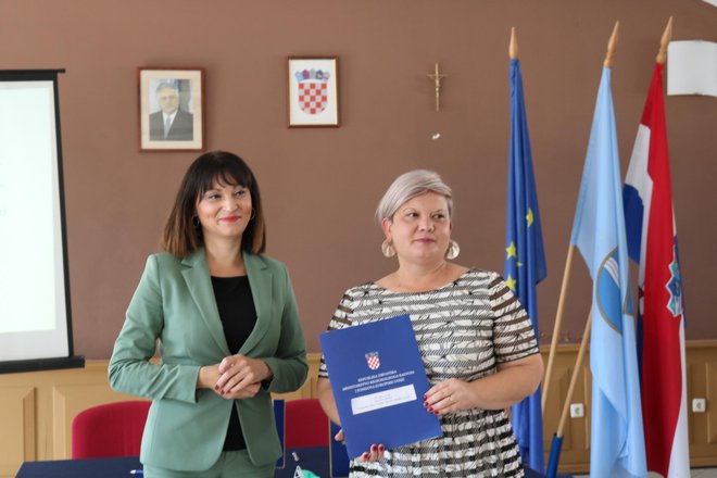 <p>Ministrica Tramišak i gradonačelnica Anamarija Blažević potpisale su i vrijedne ugovore/Foto: Pakrački list</p>
