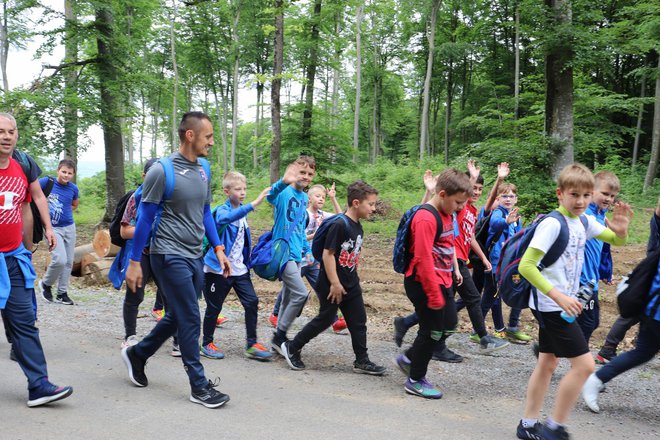 <p>Mali nogometaši u šetnji do Petrovog vrha za oboljele od cistične fibroze/Foto: Daria Marković</p>
