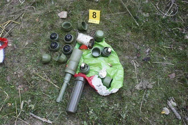 <p>Policajci su u kući našli i ručne bombe/Foto: PU bjelovarsko-bilogorska</p>

