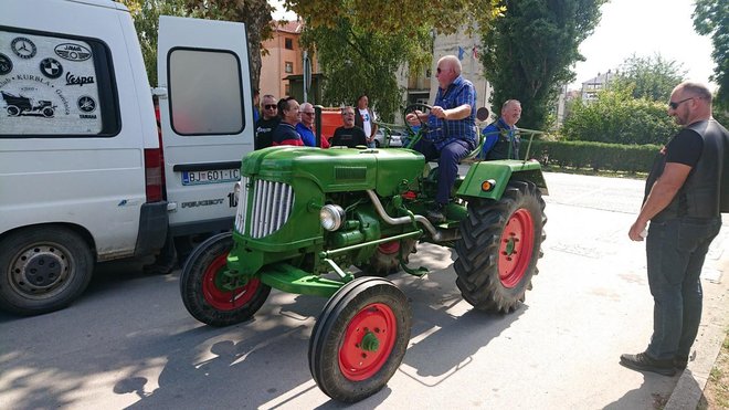 <p>Uz automobile i motocikle našao se i oldtimer traktor/Foto: Mario Barać</p>
