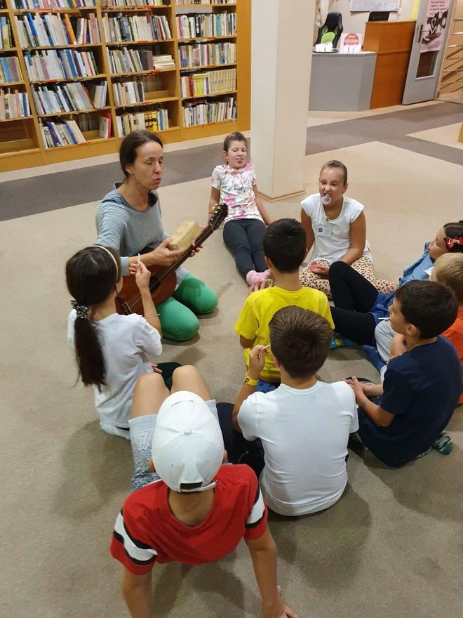 <p>Jolana Petrinić djeci je svirala gitaru, a oni su je pratili pjesmom i plesom/Foto: Pučka knjižnica i čitaonica Daruvar</p>
