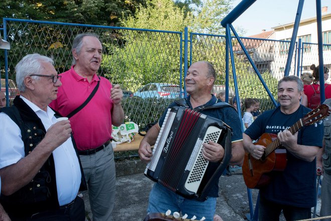 <p>Daruvarčanin Branko Kovačić zapjevao je s glazbenicima/ Foto: Predrag Uskoković</p>
