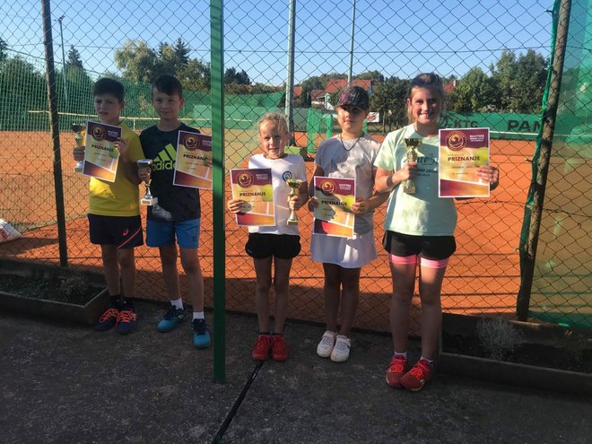 <p>Zajednička fotografija Jakova i ostalih tenisača na turniru/Foto: Teniski klub Feniks</p>
