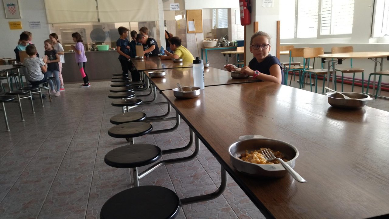 Fotografija: Unatoč povećanju cijene, broj učenika koji se hrani u školskim kuhinjama se povećava/ Foto: Deni Marčinković
