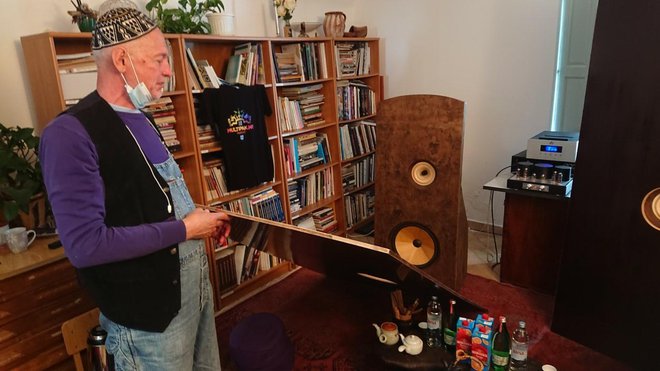 <p>Joe pokazuje 50 godina stare zvučnike/Foto: Mario Barać</p>
