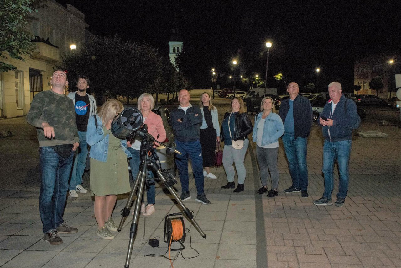 Fotografija: ČLanovi Astronomskog društva Kumova Slama i njihovi prijatelji tijekom promatranja Mjeseca s glavnog daruvarskog trga/Foto: Predrag Uskoković
