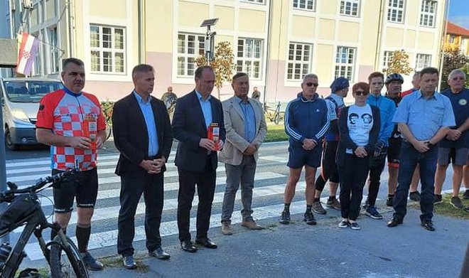 <p>Počast poginulim braniteljima ispred PP Garešnica odali s gradonačelnikom Josipom Bilandžijom/Foto: Biciklistička udruga Guvernal</p>
